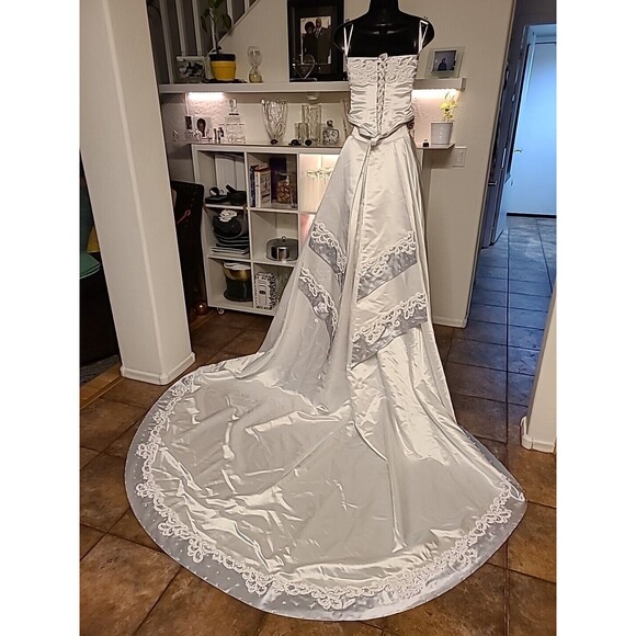 2  Piece Corset Wedding Dress  Size 6 Store Display $1145.00 Tag New Wit… - Picture 2 of 16